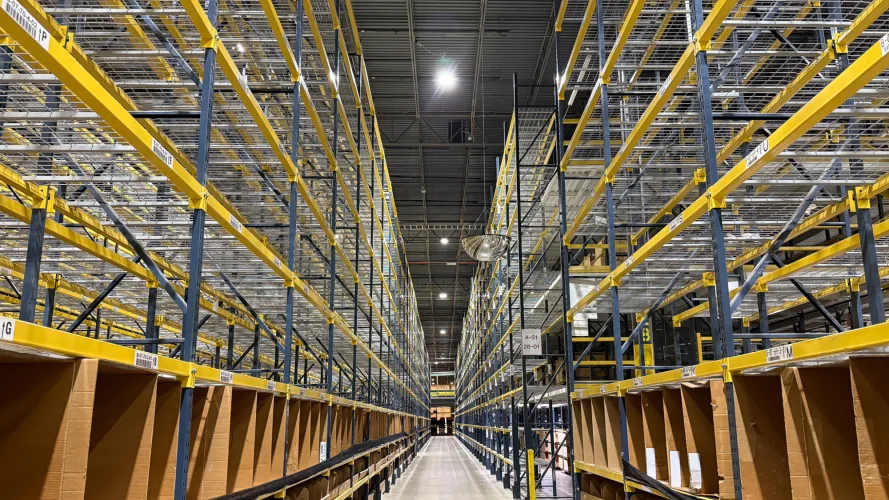 Photo #36 of 800,000 sq ft. Distribution Center - Pallet Racking, Lifts, Conveyor, Sorting Systems & General Machinery & Equipment