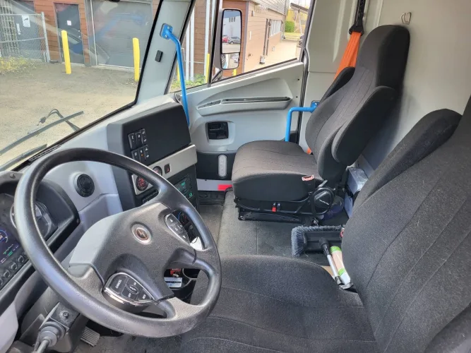 Photo #6 of PRIVATE TREATY - Low Miles 2022 Lion Electric Lion6 Electric Class 6 Urban Box Truck