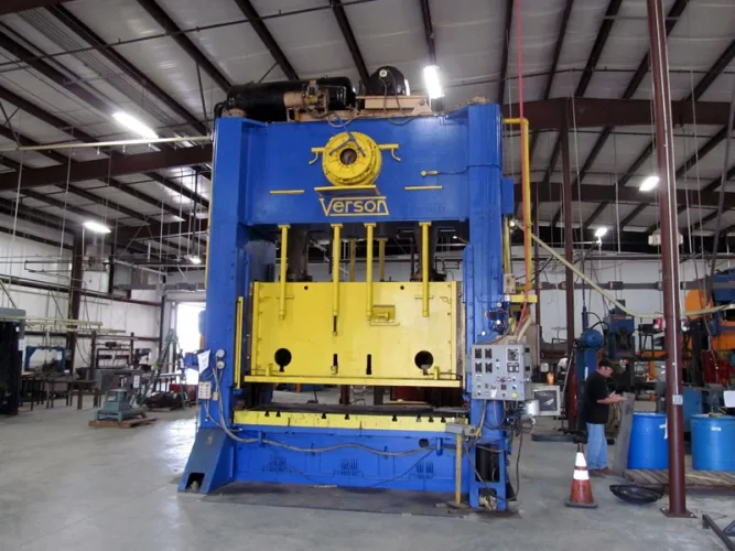 Photo #1 of NO RESERVE AUCTION! 500-TON VERSON MDL: 500-52-120T STRAIGHT SIDE PRESS