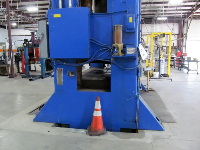 Photo #13 of NO RESERVE AUCTION! 500-TON VERSON MDL: 500-52-120T STRAIGHT SIDE PRESS