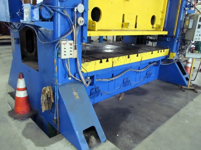Photo #18 of NO RESERVE AUCTION! 500-TON VERSON MDL: 500-52-120T STRAIGHT SIDE PRESS