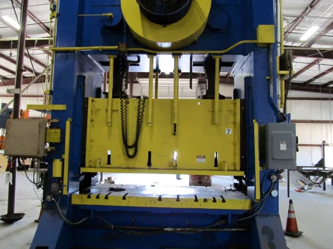 Photo #38 of NO RESERVE AUCTION! 500-TON VERSON MDL: 500-52-120T STRAIGHT SIDE PRESS