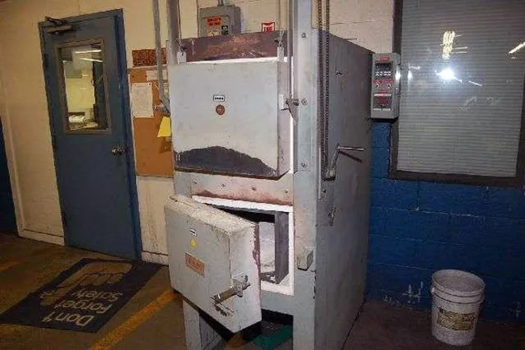 Photo #24 of LOW RESERVE EBAY AUCTION! OVENS, STORAGE CABINETS, AIR COMPRESSORS, AIR PRESS, CRIMPING MACHINE, TURRET PUNCH, HYDRAULIC PUNCH, AND MUCH MORE!