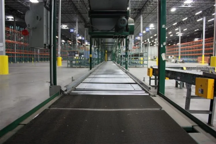 Photo #7 of FORMERLY OF MCGRAW-HILL - HUGH DISTRIBUTION CENTER: HUGE QUANTITY OF CONVEYOR EQUIPMENT, SHELVING UNITS, LOCKERS, WAREHOUSE EQUIPMENT, CARTS, PLUS MUCH MORE!