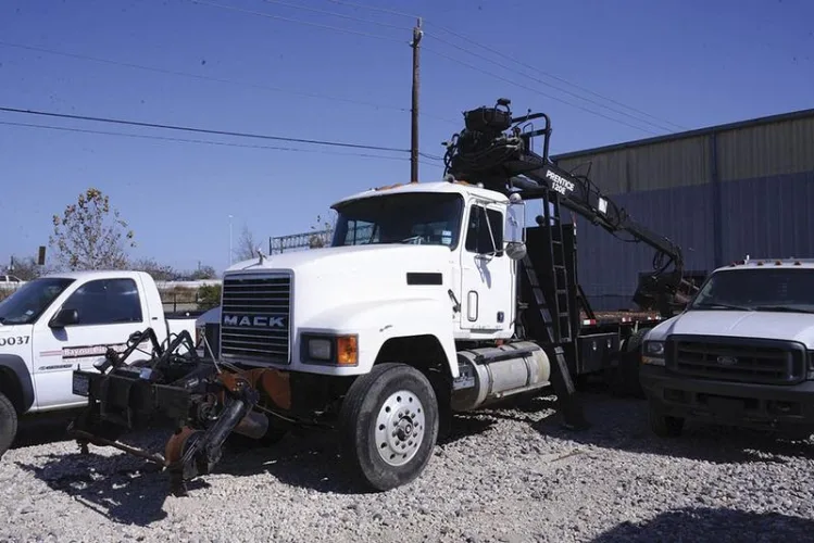 Photo #16 of EQUIPMENT FORMERLY USED BY BAYOU CITY RAIL, FEATURING: WHEEL LOADERS, BACKHOES, EXCAVATORS, FORKLIFTS, TRACTORS, TRUCKS, PICKUP TRUCKS, TRAILERS, AIR COMPRESSORS, HUGE QUANTITY OF TOOLS & MUCH MORE