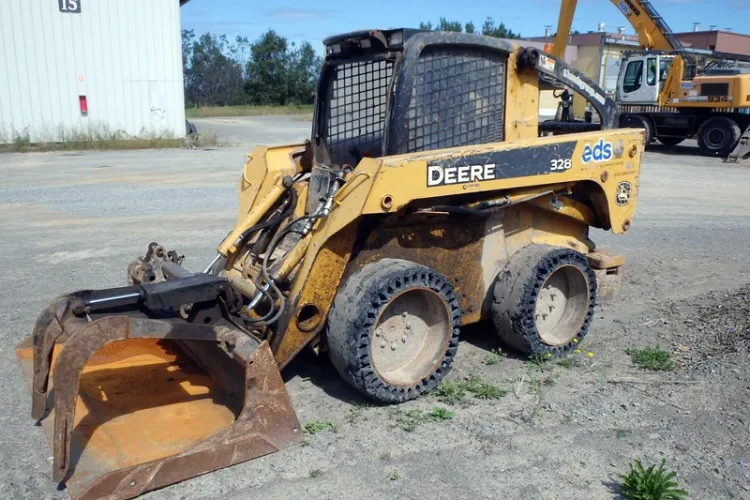 Photo #102 of HUGE 2-DAY AUCTION, DAY 1 - AS AWARDED BY THE TRUSTEE, PRICEWATERHOUSE COOPERS INC, - EDS DECOMMISSIONING CANADA INC: LARGE AUCTION OF LATE MODEL DEMOLITION EQUIPMENT