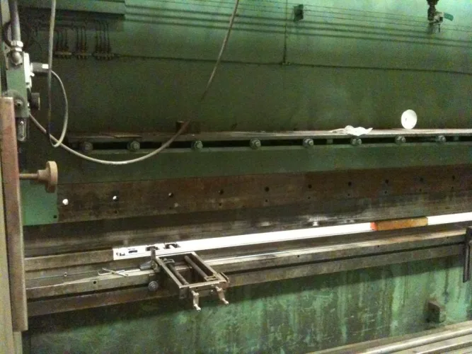 Photo #10 of 20' x 1" BERTSCH INITIAL PINCH PLATE BENDING ROLL & 400 TON x 30' PACIFIC HYDRAULIC CNC PRESS BRAKE