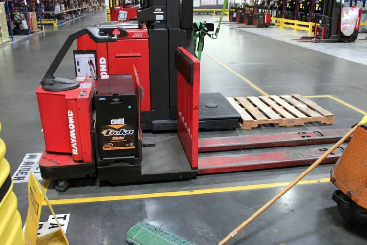 Photo #32 of HEALTHCARE DISTRIBUTION CENTER CLOSING, WAREHOUSE DISTRIBUTION EQUIPMENT INCLUDING: (36) RAYMOND ELECTRIC WAREHOUSE LIFTS, PICKERS, STRAPPING MACHINES, WULFTEC STRETCH WRAP MACHINES & MISC EQUIPMENT