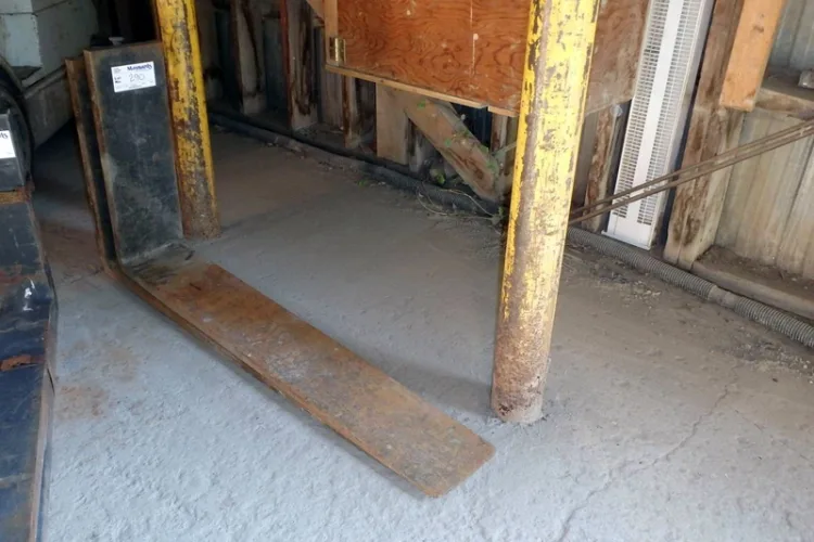 Photo #21 of HUGE 2-DAY AUCTION, DAY 2 - AS AWARDED BY THE TRUSTEE, PRICEWATERHOUSE COOPERS INC, - EDS DECOMMISSIONING CANADA INC: LARGE AUCTION OF LATE MODEL DEMOLITION EQUIPMENT