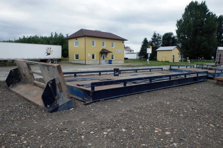 Photo #26 of HUGE 2-DAY AUCTION, DAY 2 - AS AWARDED BY THE TRUSTEE, PRICEWATERHOUSE COOPERS INC, - EDS DECOMMISSIONING CANADA INC: LARGE AUCTION OF LATE MODEL DEMOLITION EQUIPMENT