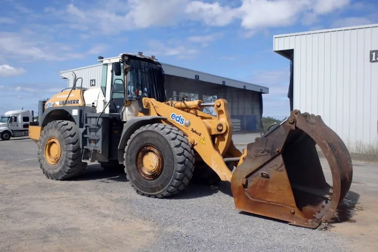 Photo #62 of HUGE 2-DAY AUCTION, DAY 2 - AS AWARDED BY THE TRUSTEE, PRICEWATERHOUSE COOPERS INC, - EDS DECOMMISSIONING CANADA INC: LARGE AUCTION OF LATE MODEL DEMOLITION EQUIPMENT