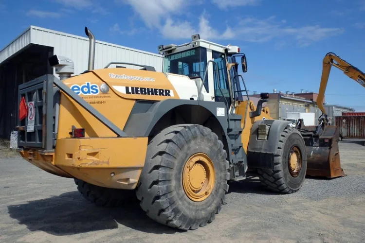 Photo #63 of HUGE 2-DAY AUCTION, DAY 2 - AS AWARDED BY THE TRUSTEE, PRICEWATERHOUSE COOPERS INC, - EDS DECOMMISSIONING CANADA INC: LARGE AUCTION OF LATE MODEL DEMOLITION EQUIPMENT