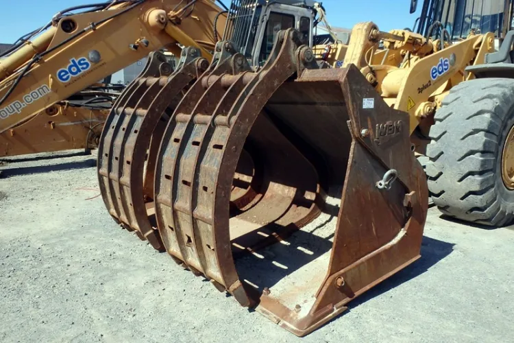 Photo #67 of HUGE 2-DAY AUCTION, DAY 2 - AS AWARDED BY THE TRUSTEE, PRICEWATERHOUSE COOPERS INC, - EDS DECOMMISSIONING CANADA INC: LARGE AUCTION OF LATE MODEL DEMOLITION EQUIPMENT