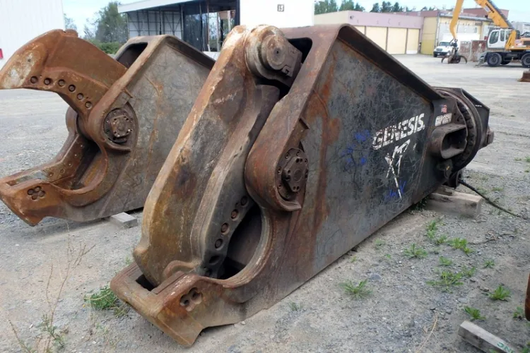 Photo #82 of HUGE 2-DAY AUCTION, DAY 2 - AS AWARDED BY THE TRUSTEE, PRICEWATERHOUSE COOPERS INC, - EDS DECOMMISSIONING CANADA INC: LARGE AUCTION OF LATE MODEL DEMOLITION EQUIPMENT