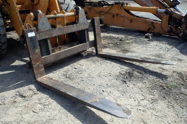 Photo #99 of HUGE 2-DAY AUCTION, DAY 2 - AS AWARDED BY THE TRUSTEE, PRICEWATERHOUSE COOPERS INC, - EDS DECOMMISSIONING CANADA INC: LARGE AUCTION OF LATE MODEL DEMOLITION EQUIPMENT