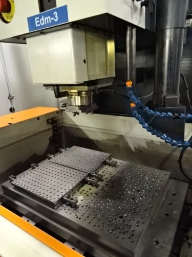Photo #18 of CINRAM - LATE MODEL CNC TOOL ROOM EQUIPMENT, LARGE PLASTIC INJECTION MOULDING OPERATION AND ALL SUPPORT AND WAREHOUSE EQUIPMENT FROM A 400,00 SQ' FACILITY