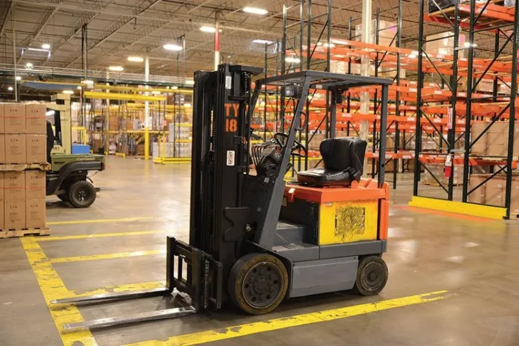 Photo #19 of FORMER ASSETS OF SEARS HOLDING CORP. - DISTRIBUTION CENTER - FORKLIFTS & MATERIAL HANDLING EQUIPMENT
