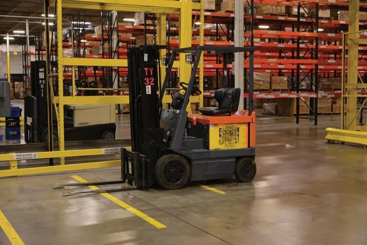 Photo #36 of FORMER ASSETS OF SEARS HOLDING CORP. - DISTRIBUTION CENTER - FORKLIFTS & MATERIAL HANDLING EQUIPMENT