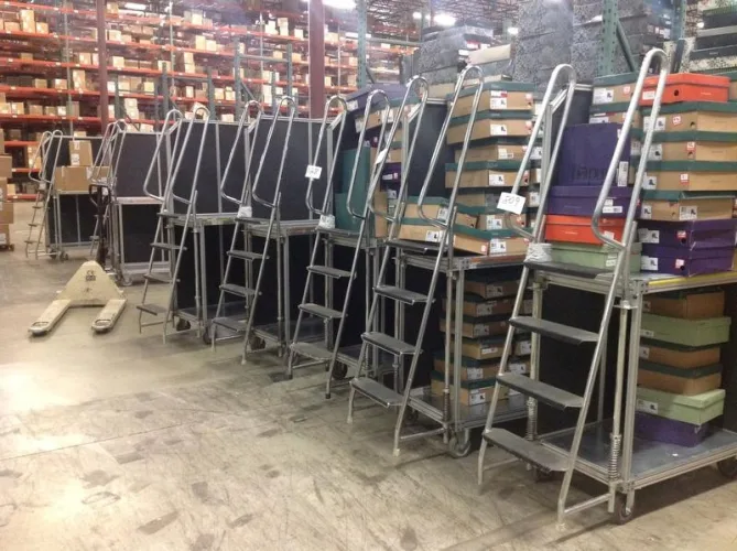 Photo #2 of CLARKS AMERICA, INC.: VERY CLEAN 300,000 SF DISTRIBUTION CENTER
