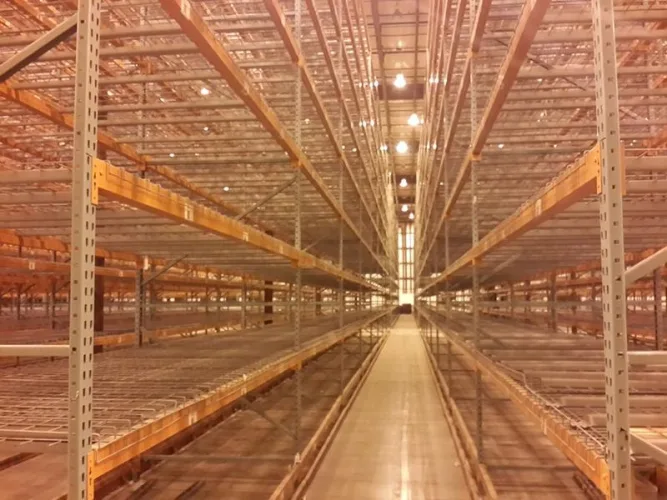 Photo #6 of CLARKS AMERICA, INC.: VERY CLEAN 300,000 SF DISTRIBUTION CENTER