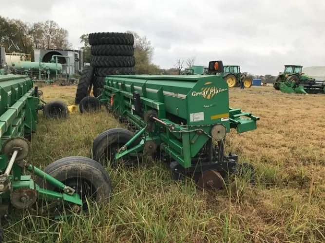 Photo #40 of REPOSSESSED FARM EQUPMENT AUCTION - FEATURING EXCELLENT WELL MAINTAINED LATE MODEL FARM EQUIPMENT, INCLUDING: JOHN DEERE TRACTORS & COMBINES & GREAT PLAINS GRAIN DRILLS