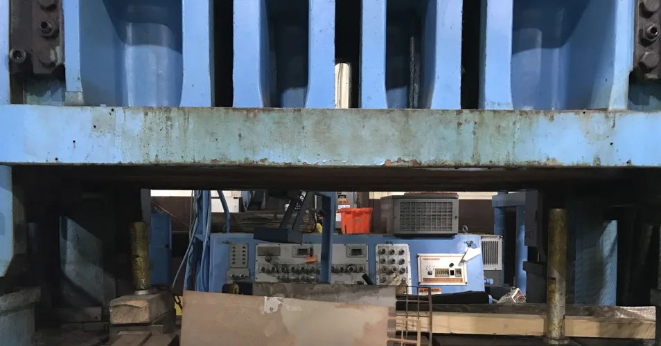 Photo #6 of (1990) 300 TON MINSTER HEVISTAMPER STRAIGHT SIDE DOUBLE CRANK VARI-SPEED PRESS & 16,000LB MINSTER SERVO FEED LINE & AIDA GAP FRAME 225-TON PRESS