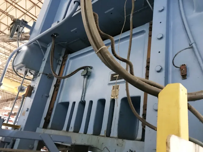Photo #7 of (1990) 300 TON MINSTER HEVISTAMPER STRAIGHT SIDE DOUBLE CRANK VARI-SPEED PRESS & 16,000LB MINSTER SERVO FEED LINE & AIDA GAP FRAME 225-TON PRESS