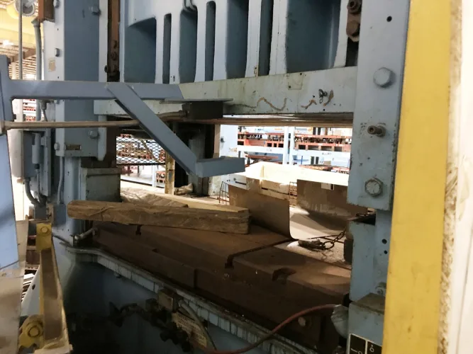 Photo #8 of (1990) 300 TON MINSTER HEVISTAMPER STRAIGHT SIDE DOUBLE CRANK VARI-SPEED PRESS & 16,000LB MINSTER SERVO FEED LINE & AIDA GAP FRAME 225-TON PRESS