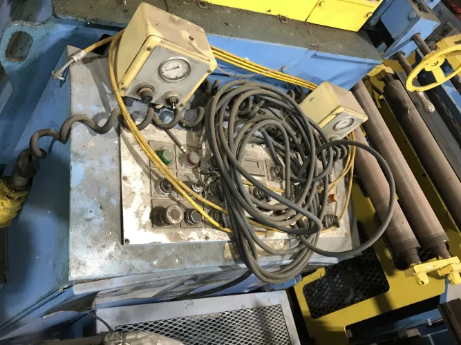 Photo #17 of (1990) 300 TON MINSTER HEVISTAMPER STRAIGHT SIDE DOUBLE CRANK VARI-SPEED PRESS & 16,000LB MINSTER SERVO FEED LINE & AIDA GAP FRAME 225-TON PRESS