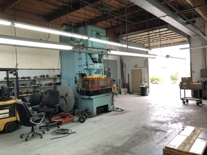 Photo #20 of 2011 AMADA QUATTRO 2,000-WATT CNC LASER, KOMATSU 200 TON GAP FRAME VARI-SPEED PRESS, (2) BRIDGEPORT SERIES 1 VERTICAL MILLS, CUT KING LATHE, CAT 3,000 LB. CAP. ELECTRIC FORKLIFT, AIR COMPRESSORS & MORE - ASSETS SURPLUS TO THE ONGOING OPERATIONS OF