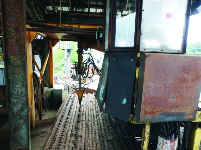 Photo #5 of SAWMILL AUCTION: 1994 NICHOLSON DEBARKER, HEADRIG & CARRIAGE, EDGERS, RESAWS, INFEED LOG HAUL & CUT OFF SAW, TIMBER SAW SYSTEM, PUSH PULL TRIMMER, CHIP SCREEN, BLOWER, FEEDER & VIBRATORY CONVEYOR & MUCH MORE - TWIN RIVERS CEDAR PRODUCTS LTD