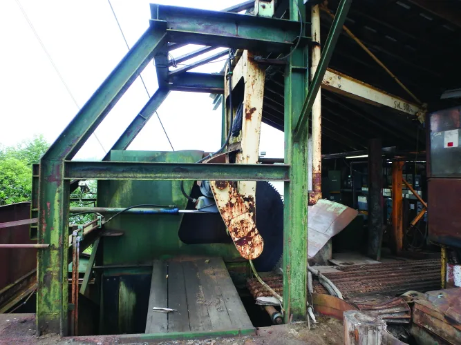 Photo #6 of SAWMILL AUCTION: 1994 NICHOLSON DEBARKER, HEADRIG & CARRIAGE, EDGERS, RESAWS, INFEED LOG HAUL & CUT OFF SAW, TIMBER SAW SYSTEM, PUSH PULL TRIMMER, CHIP SCREEN, BLOWER, FEEDER & VIBRATORY CONVEYOR & MUCH MORE - TWIN RIVERS CEDAR PRODUCTS LTD