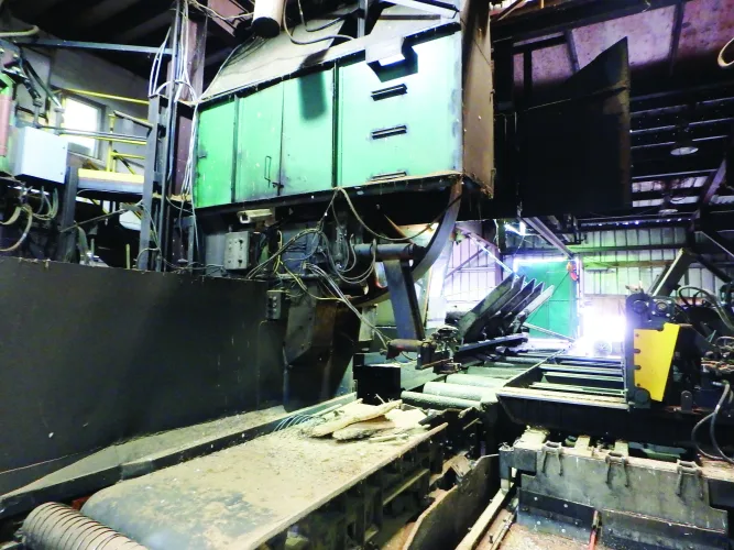 Photo #12 of SAWMILL AUCTION: 1994 NICHOLSON DEBARKER, HEADRIG & CARRIAGE, EDGERS, RESAWS, INFEED LOG HAUL & CUT OFF SAW, TIMBER SAW SYSTEM, PUSH PULL TRIMMER, CHIP SCREEN, BLOWER, FEEDER & VIBRATORY CONVEYOR & MUCH MORE - TWIN RIVERS CEDAR PRODUCTS LTD