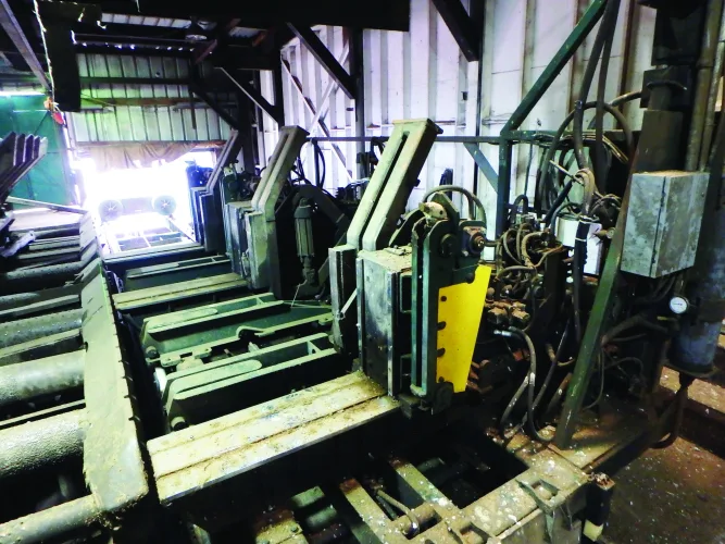 Photo #13 of SAWMILL AUCTION: 1994 NICHOLSON DEBARKER, HEADRIG & CARRIAGE, EDGERS, RESAWS, INFEED LOG HAUL & CUT OFF SAW, TIMBER SAW SYSTEM, PUSH PULL TRIMMER, CHIP SCREEN, BLOWER, FEEDER & VIBRATORY CONVEYOR & MUCH MORE - TWIN RIVERS CEDAR PRODUCTS LTD