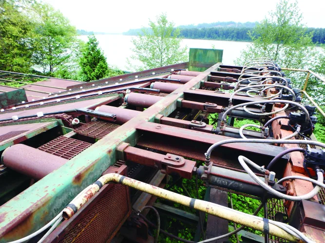 Photo #25 of SAWMILL AUCTION: 1994 NICHOLSON DEBARKER, HEADRIG & CARRIAGE, EDGERS, RESAWS, INFEED LOG HAUL & CUT OFF SAW, TIMBER SAW SYSTEM, PUSH PULL TRIMMER, CHIP SCREEN, BLOWER, FEEDER & VIBRATORY CONVEYOR & MUCH MORE - TWIN RIVERS CEDAR PRODUCTS LTD