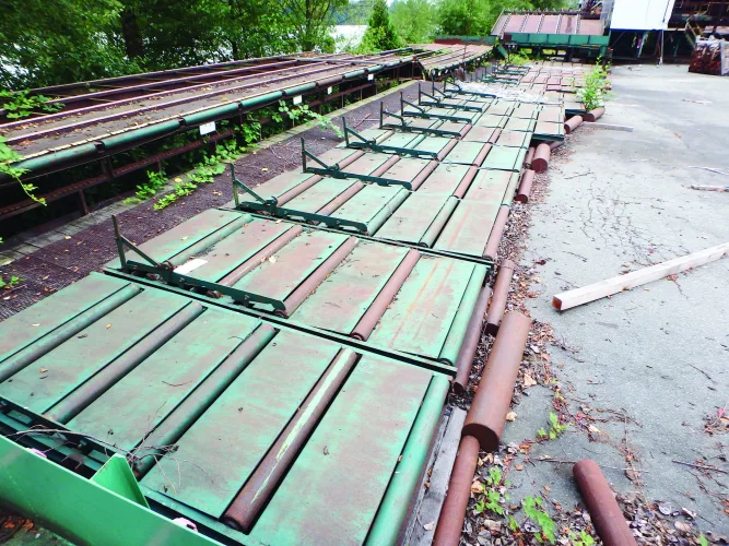 Photo #30 of SAWMILL AUCTION: 1994 NICHOLSON DEBARKER, HEADRIG & CARRIAGE, EDGERS, RESAWS, INFEED LOG HAUL & CUT OFF SAW, TIMBER SAW SYSTEM, PUSH PULL TRIMMER, CHIP SCREEN, BLOWER, FEEDER & VIBRATORY CONVEYOR & MUCH MORE - TWIN RIVERS CEDAR PRODUCTS LTD