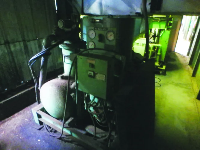 Photo #37 of SAWMILL AUCTION: 1994 NICHOLSON DEBARKER, HEADRIG & CARRIAGE, EDGERS, RESAWS, INFEED LOG HAUL & CUT OFF SAW, TIMBER SAW SYSTEM, PUSH PULL TRIMMER, CHIP SCREEN, BLOWER, FEEDER & VIBRATORY CONVEYOR & MUCH MORE - TWIN RIVERS CEDAR PRODUCTS LTD