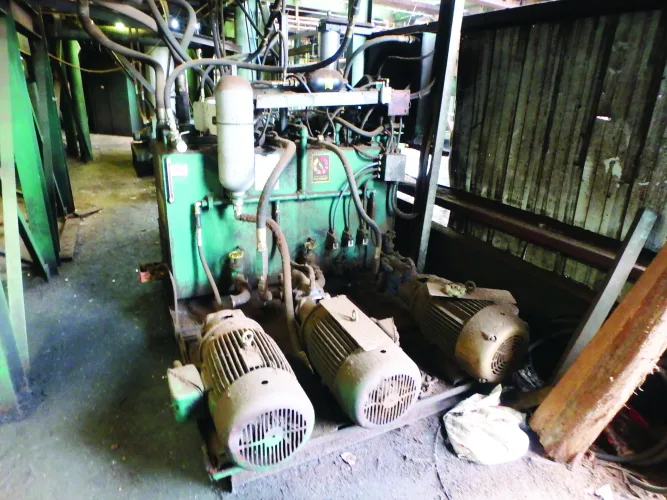 Photo #38 of SAWMILL AUCTION: 1994 NICHOLSON DEBARKER, HEADRIG & CARRIAGE, EDGERS, RESAWS, INFEED LOG HAUL & CUT OFF SAW, TIMBER SAW SYSTEM, PUSH PULL TRIMMER, CHIP SCREEN, BLOWER, FEEDER & VIBRATORY CONVEYOR & MUCH MORE - TWIN RIVERS CEDAR PRODUCTS LTD