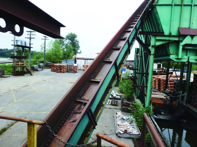 Photo #41 of SAWMILL AUCTION: 1994 NICHOLSON DEBARKER, HEADRIG & CARRIAGE, EDGERS, RESAWS, INFEED LOG HAUL & CUT OFF SAW, TIMBER SAW SYSTEM, PUSH PULL TRIMMER, CHIP SCREEN, BLOWER, FEEDER & VIBRATORY CONVEYOR & MUCH MORE - TWIN RIVERS CEDAR PRODUCTS LTD