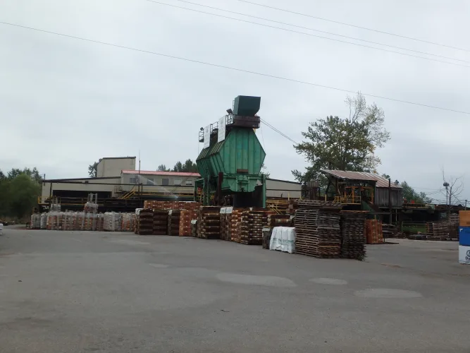 Photo #44 of SAWMILL AUCTION: 1994 NICHOLSON DEBARKER, HEADRIG & CARRIAGE, EDGERS, RESAWS, INFEED LOG HAUL & CUT OFF SAW, TIMBER SAW SYSTEM, PUSH PULL TRIMMER, CHIP SCREEN, BLOWER, FEEDER & VIBRATORY CONVEYOR & MUCH MORE - TWIN RIVERS CEDAR PRODUCTS LTD