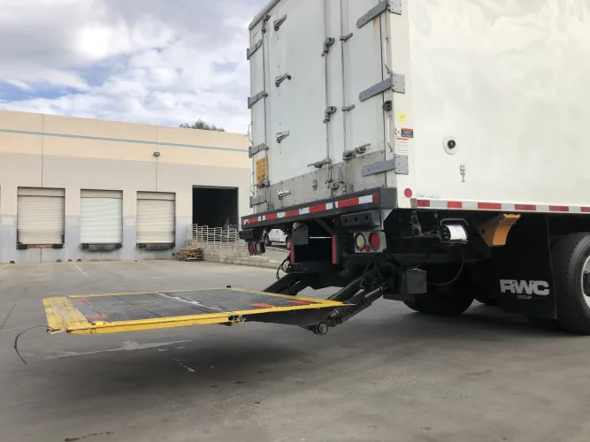 Photo #58 of (250+) 2018 INTERNATIONAL 4400 SBA 6X4 REFRIGERATED BOX TRUCKS, MAXON 4400 LB ALUMINUM PLATFORM W/ LED, 24' JOHNSON COLD PLATE BOX - THERMO KING REF, MILES LOW AS 8K, REPLACEMENT COST ON THESE UNITS - $140,000, OVER $87,500 IN EXTRA EQUIPMENT, EXCELLENT