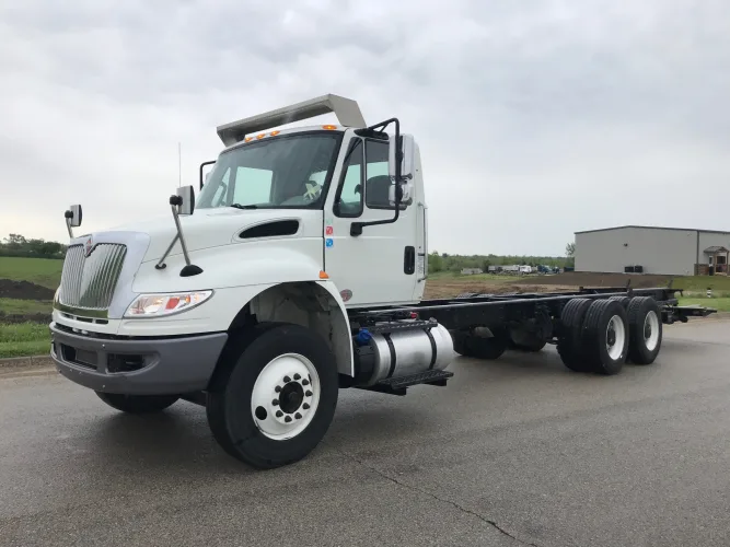 Photo #1 of (100+) 2018 INTERNATIONAL 4400 SBA 6X4 REFRIGERATED BOX TRUCKS & (10) 2018 INTERNATIONAL 4400 SBA 6X4 CAB & CHASSIS, MAXON 4400 LB ALUMINUM PLATFORM W/ LED, 24' JOHNSON COLD PLATE BOX - THERMO KING REF, MILES LOW AS 8K, REPLACEMENT COST ON THESE UNITS -
