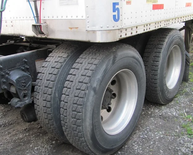 Photo #6 of 2004 VOLVO ISX ST2 TANDEM AXLE SLEEPER 400HP W/TRAILER