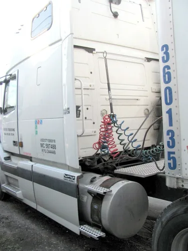 Photo #9 of 2004 VOLVO ISX ST2 TANDEM AXLE SLEEPER 400HP W/TRAILER