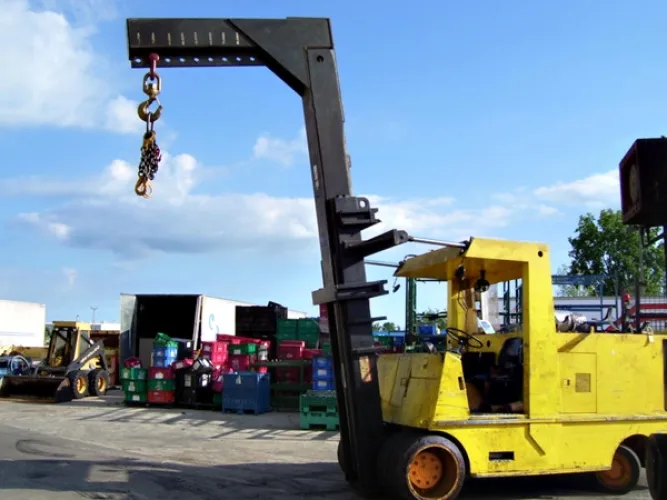 Photo #2 of 1980 MYLAR APACHE Model # MA-500/50,000lb LIFT TRUCK